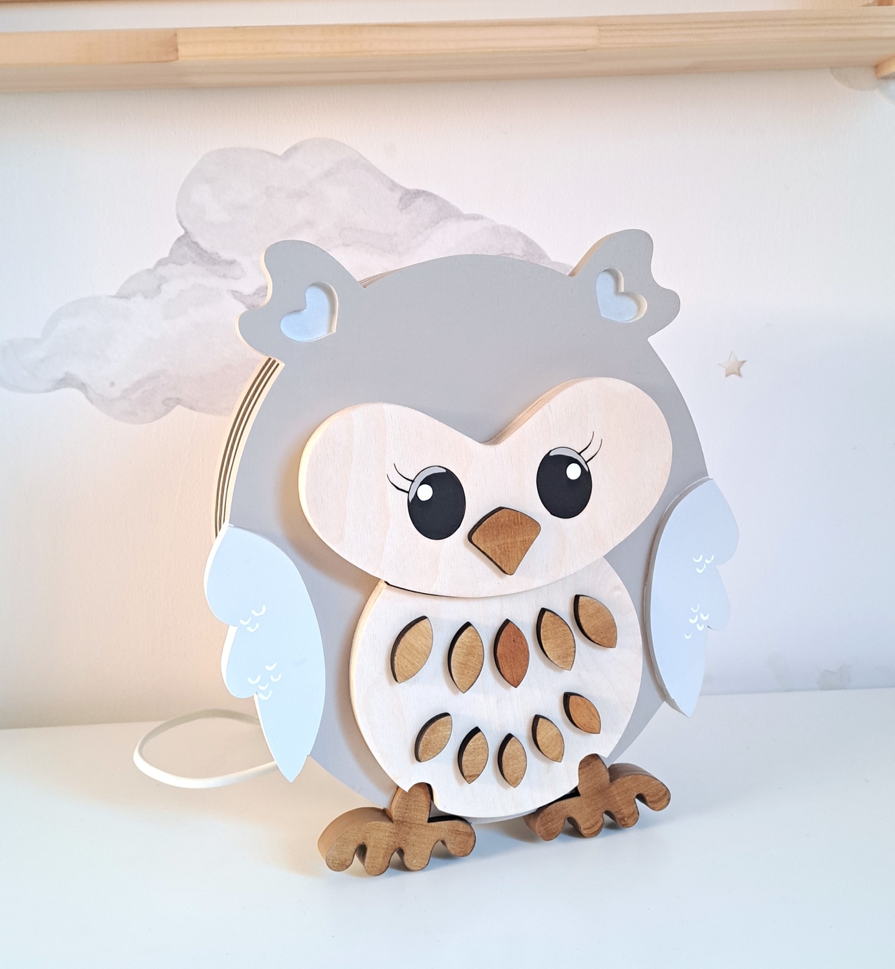 Candeeiro Coruja de Madeira Controlado por SMARTPHONE Abajur de coruja em madeira cinzenta e branca sobre superfície branca