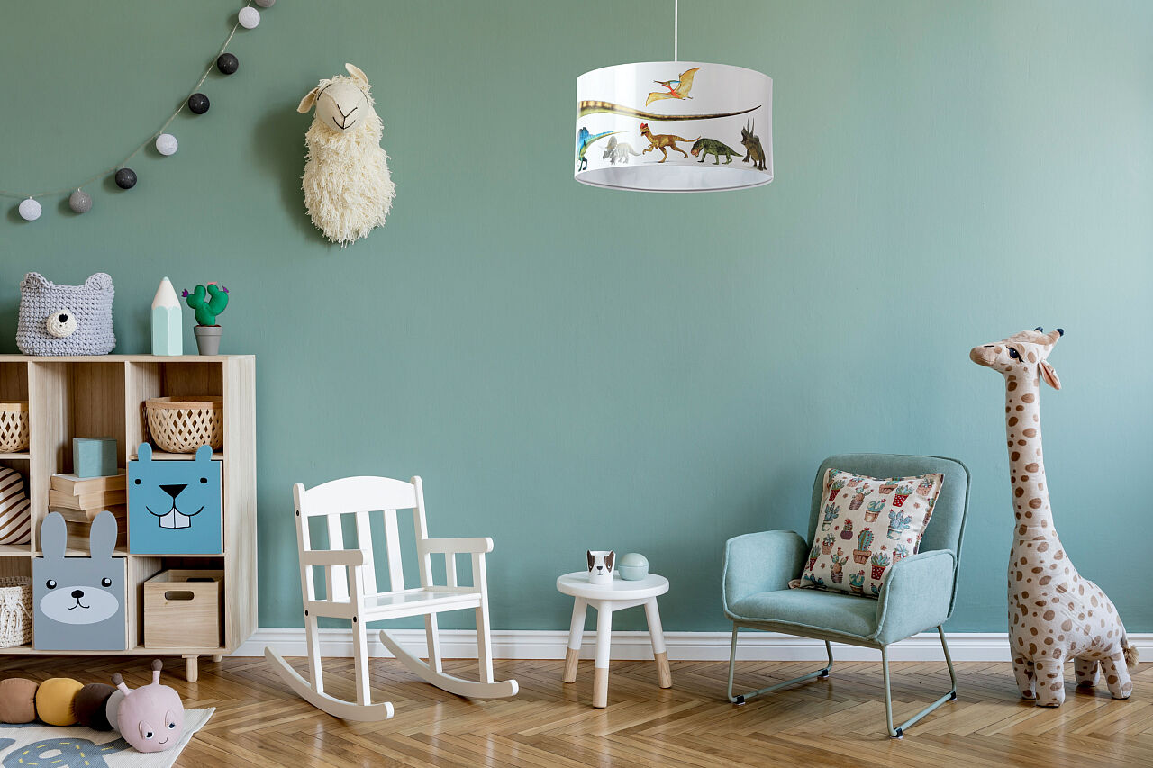 Candeeiro Suspenso DINO Diplodoco Quarto infantil com móveis e peluches coloridos e candeeiro com desenhos de dinossauros