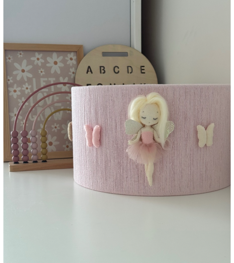 Candeeiro de Teto FADA Rosa Caixa decorativa rosa com fada e borboletas, brinquedo de contas e painel de letras ao fundo