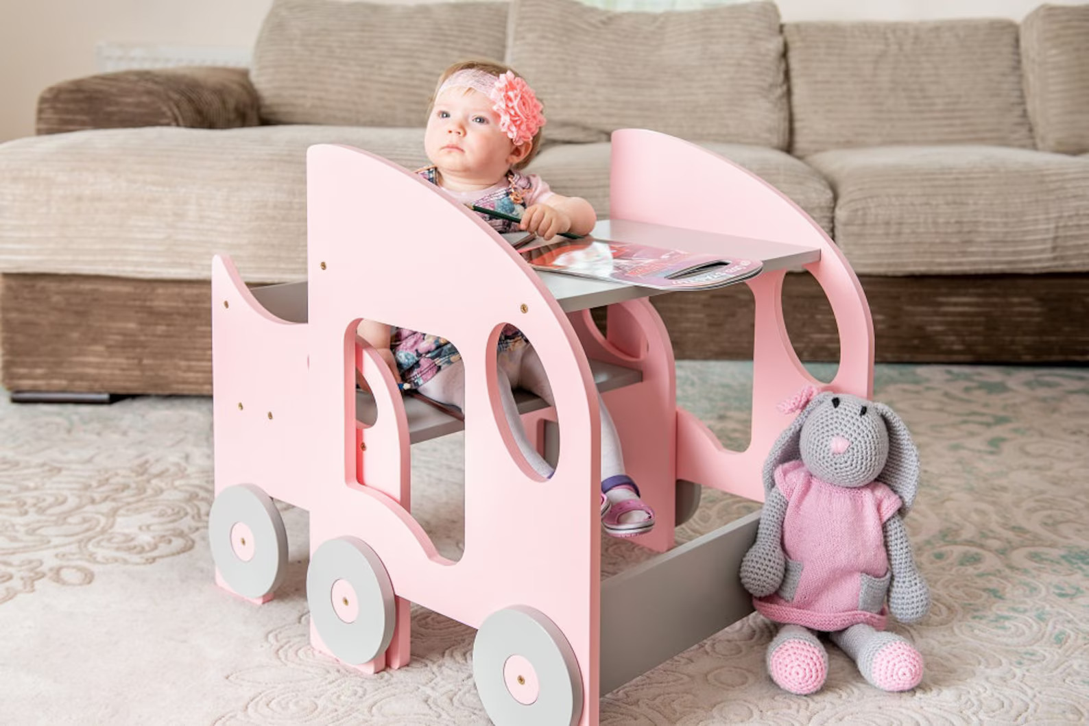 Mesa e Cadeira Infantil MONTESSORI Carrinho de madeira rosa com bebé e rato de peluche ao lado