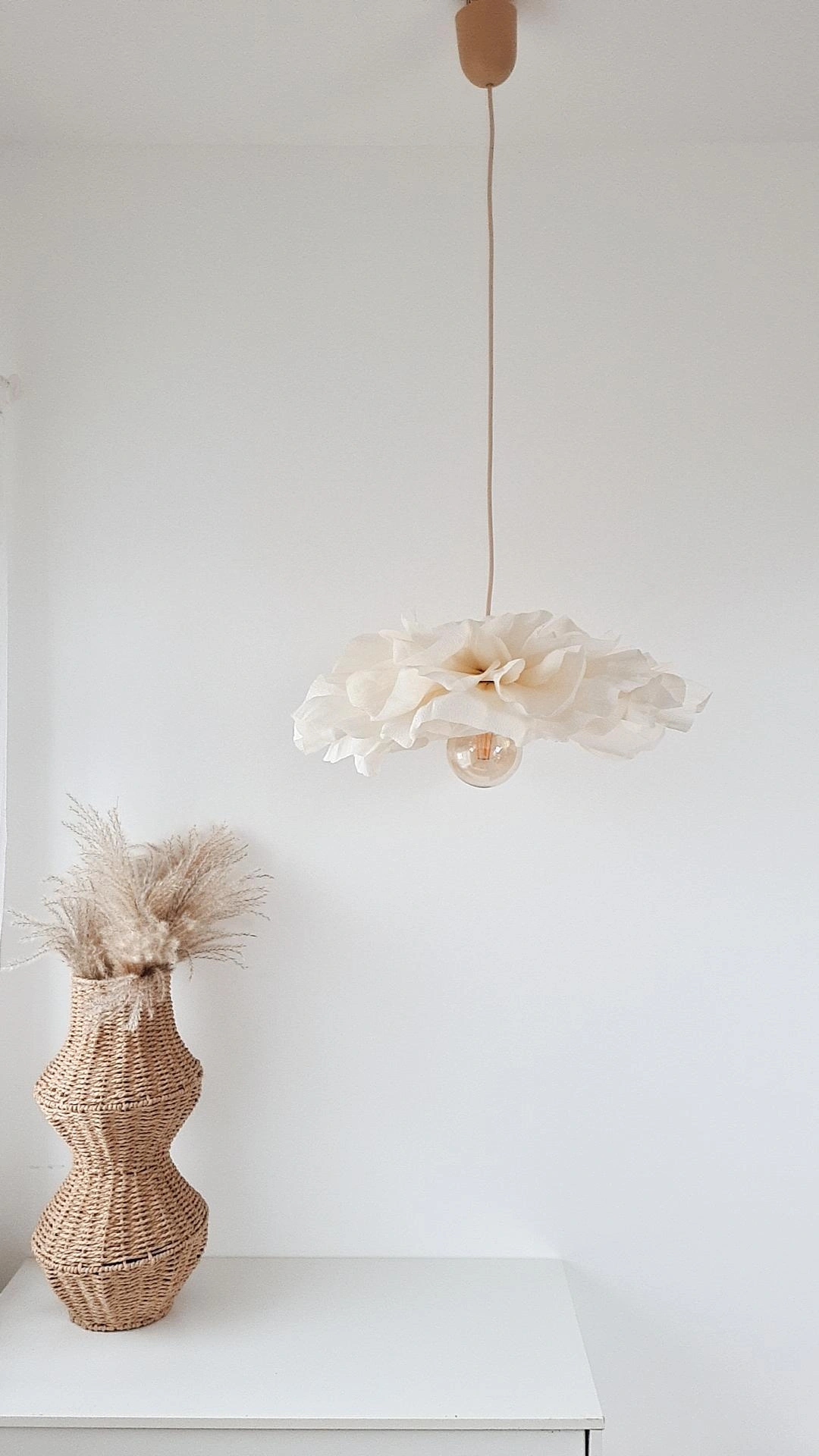 Candeeiro de Teto Flor em Bege Candeeiro de teto com cúpula branca franzida e vaso trançado com plantas secas