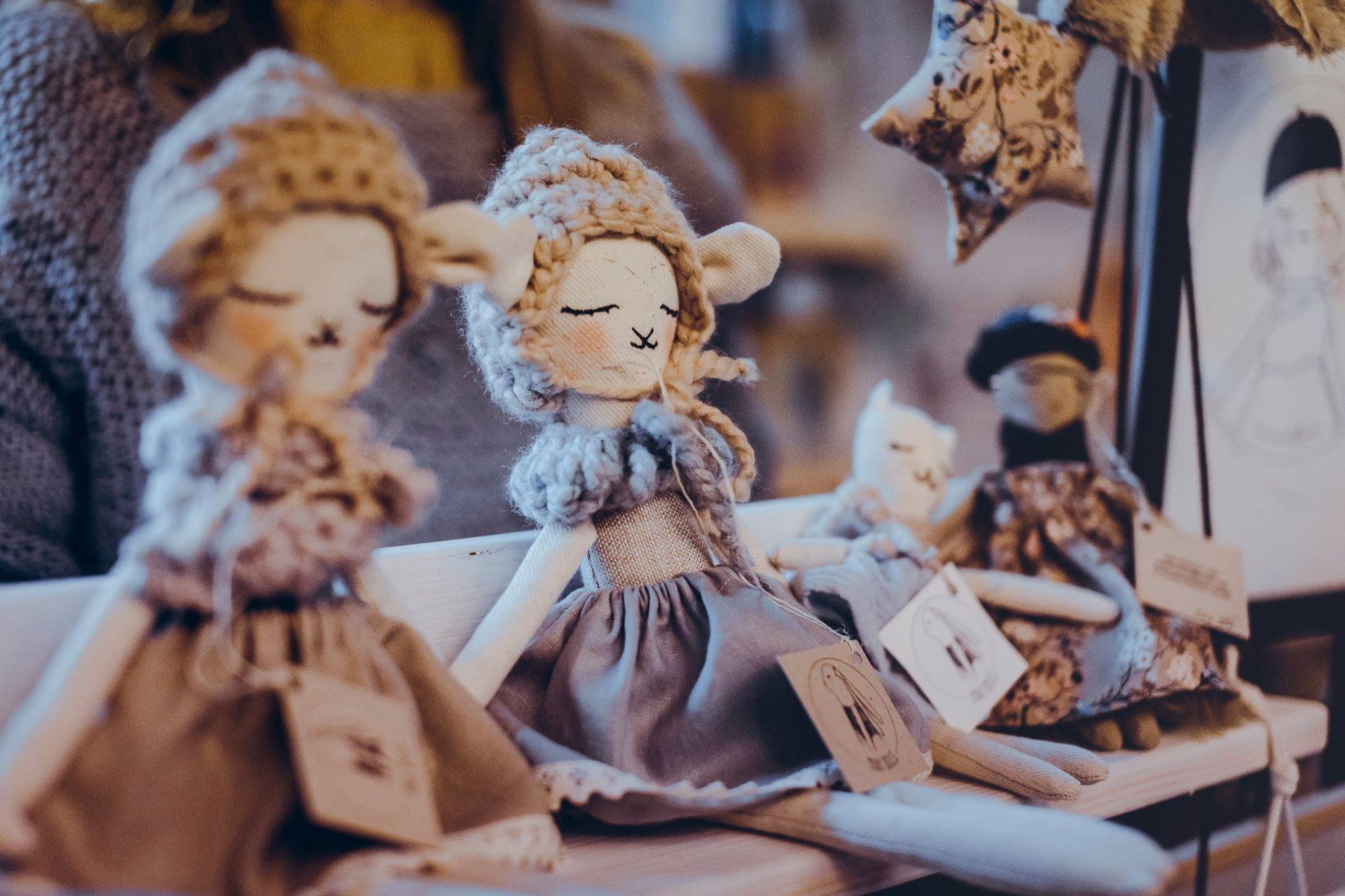 Boneca Parisiense Eco-Friendly SYLVIE Bonecas de tecido vestidas com roupas em tons neutros sentadas numa prateleira de madeira