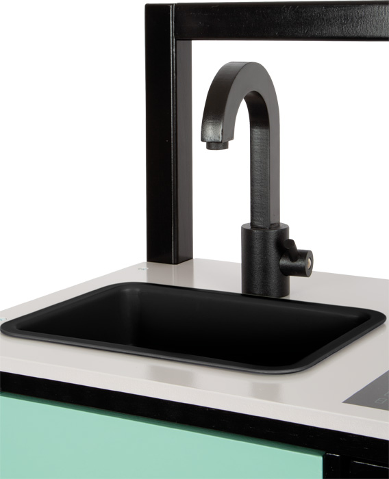 Cozinha Infantil Estilo INDUSTRIAL Pia de cozinha com torneira preta curva e bancada branca