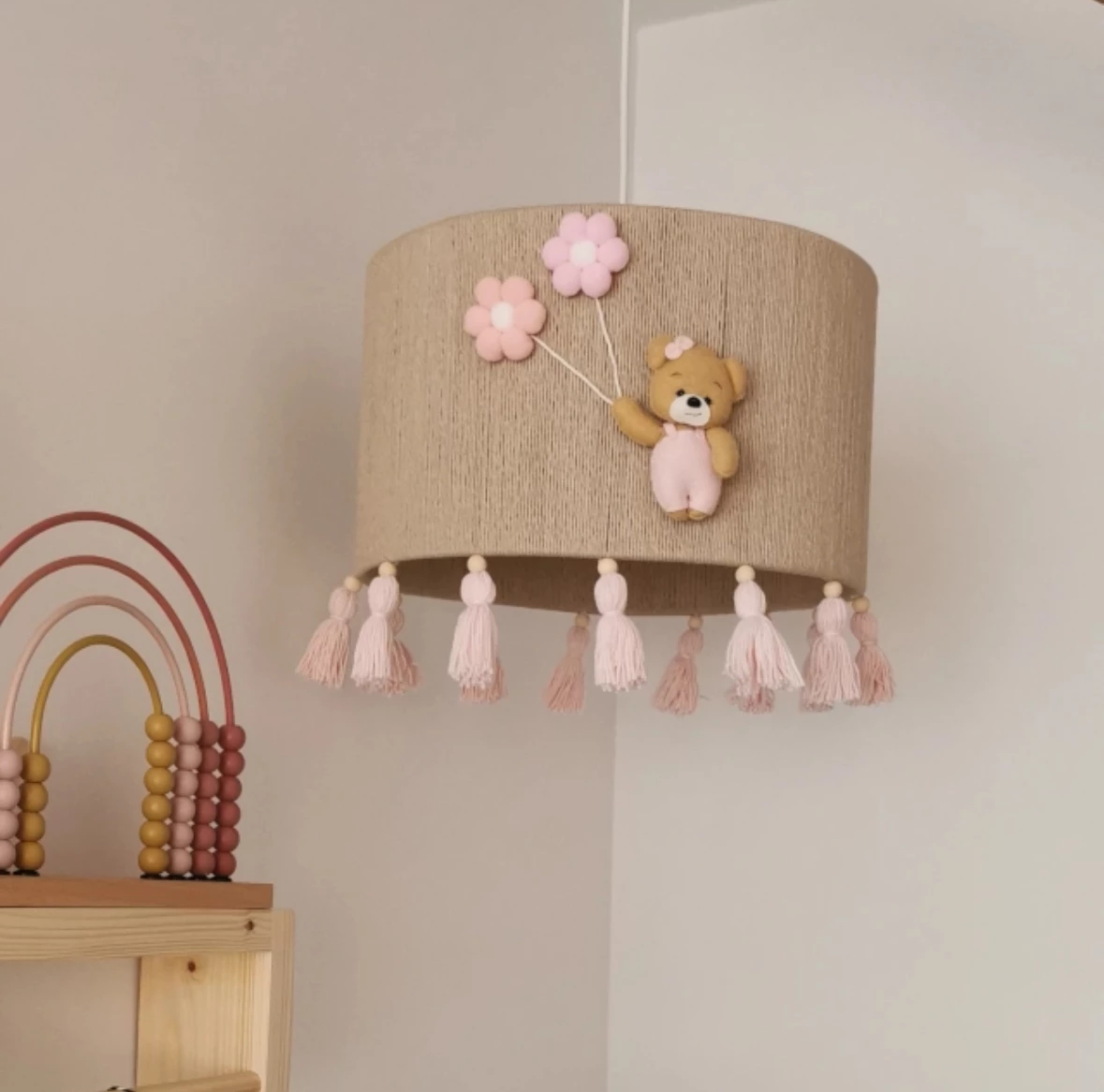 Candeeiro Teto URSO com Balão Flor Rosa Candeeiro de teto em tecido bege com urso e balões cor-de-rosa para quarto infantil.