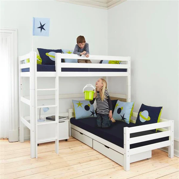 Beliche Eco Luxury Flexível Cama alta branca com cama inferior tipo sofá e almofadas coloridas em quarto infantil