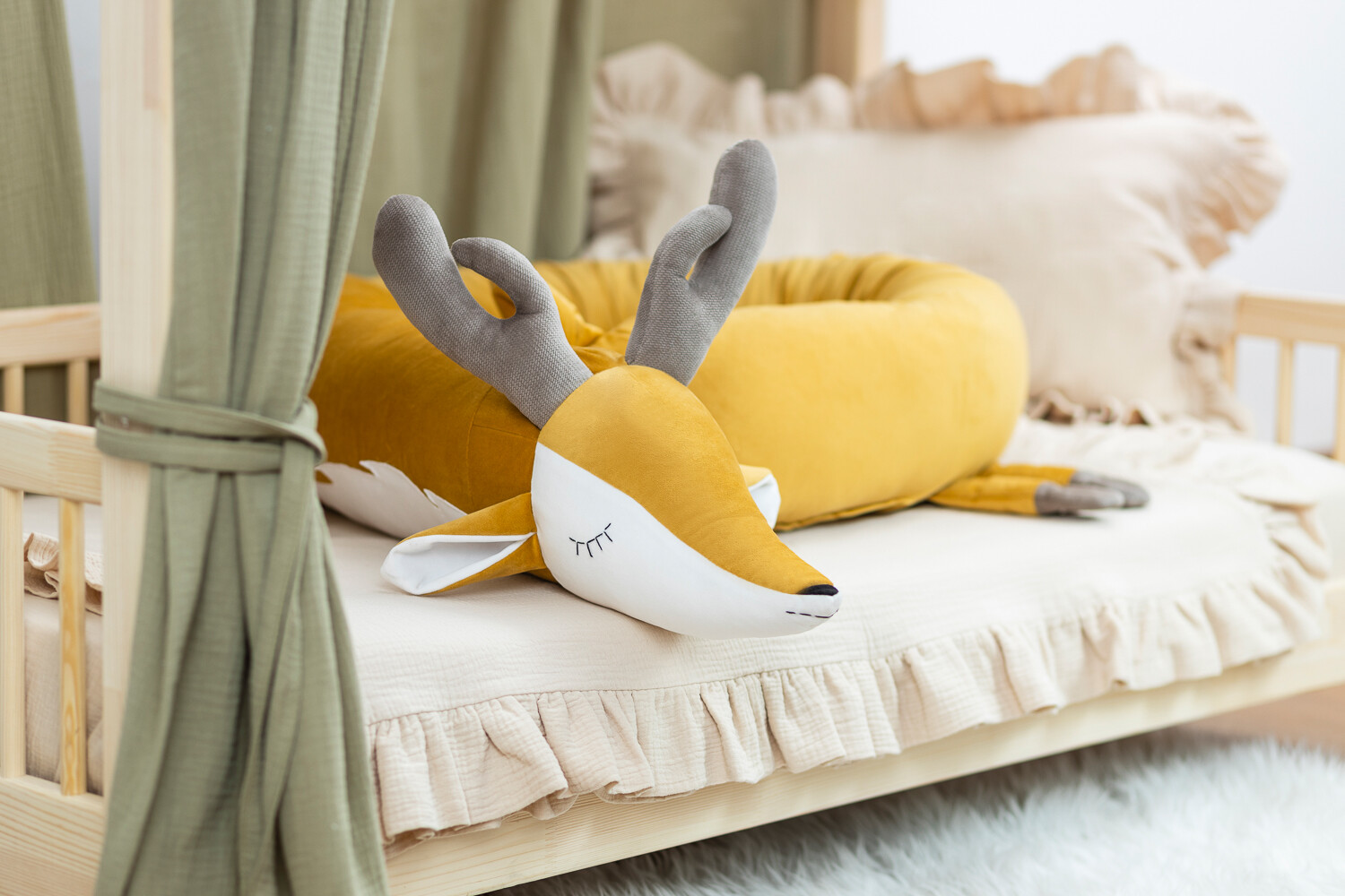 Protetor de Cama Almofada Travesseiro VEADO Cama de bebé com cortinas verdes e almofada em forma de raposa amarela