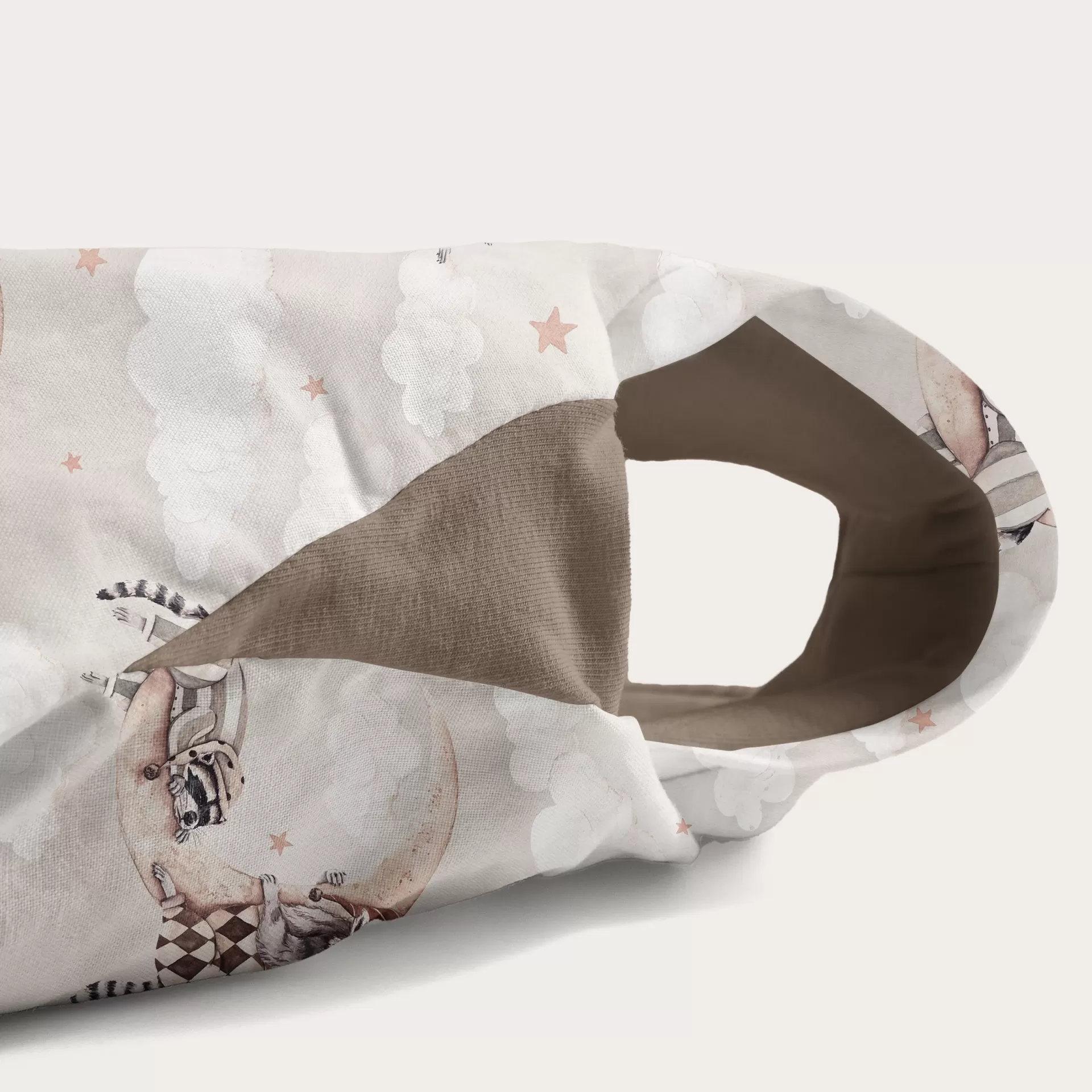 Saco de Dormir com Pernas - Guaxinim Saco de dormir para bebé com estampado de nuvens, estrelas e animais em tons pastéis e interior castanho.