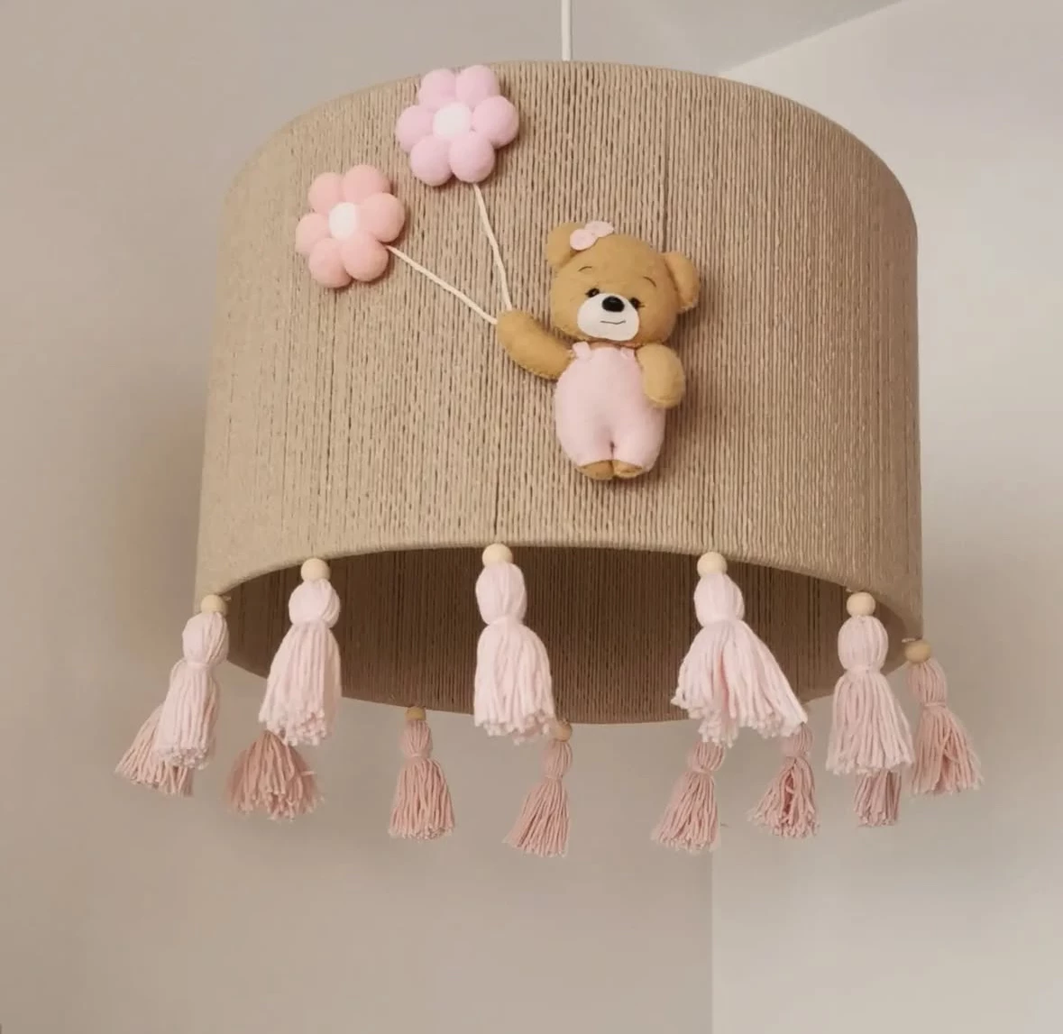 Candeeiro Teto URSO com Balão Flor Rosa Candeeiro de teto decorativo com ursinho e flores em tons bege e rosa