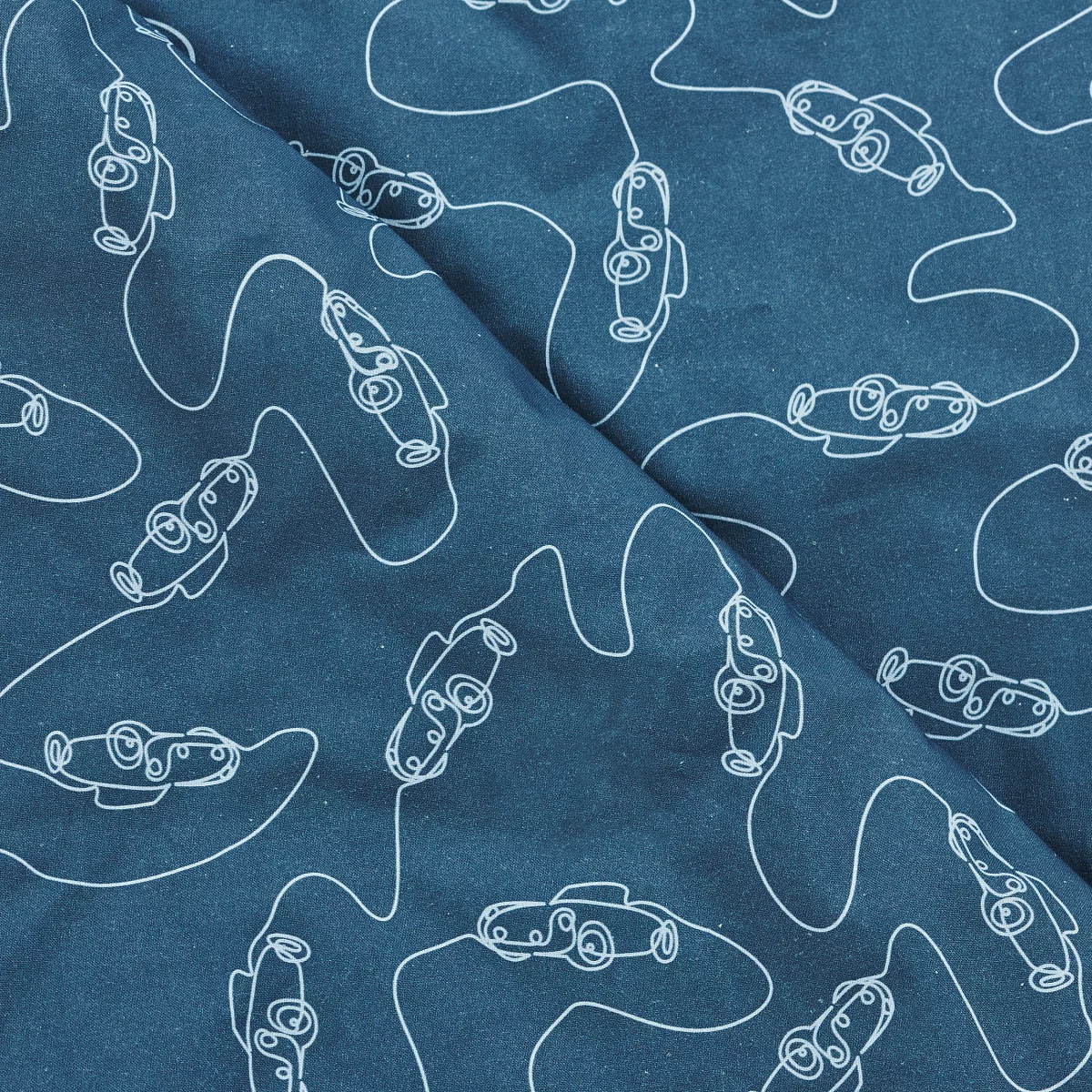 Conjunto de Edredão e Fronha Infantil – Carro Tecido azul com padrão de carros desenhados a traço contínuo branco.