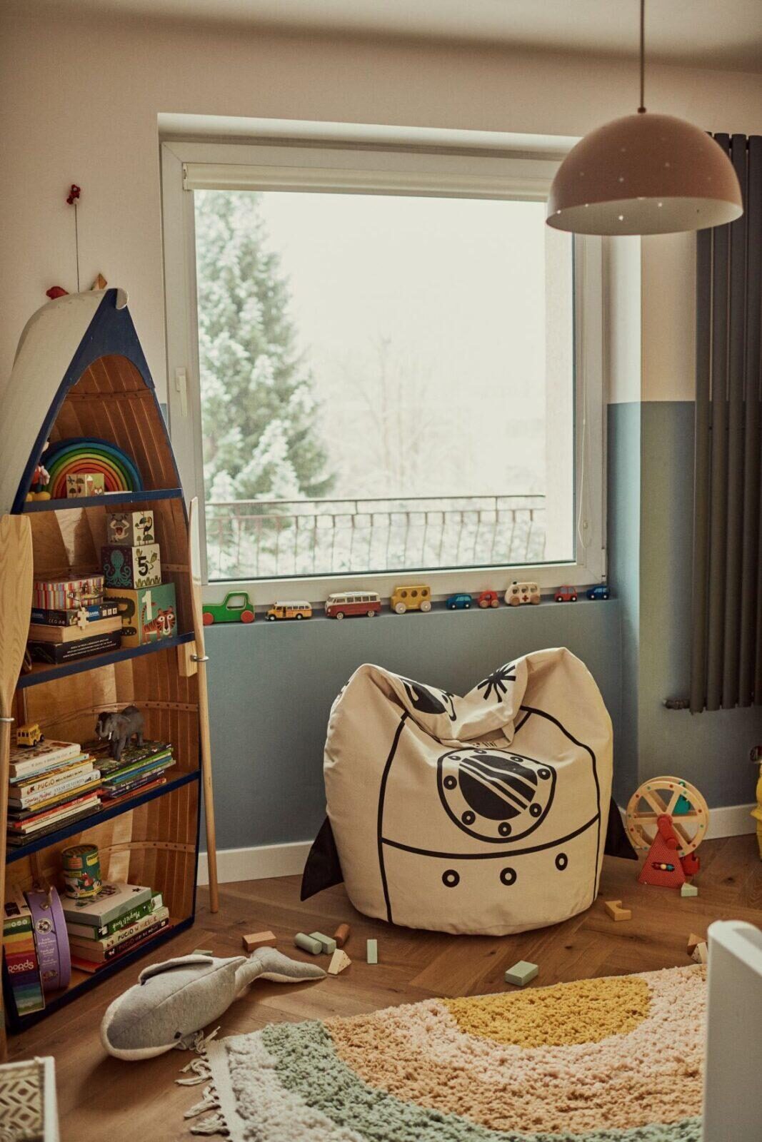 Pufe Bini Grande FOGUETÃO Quarto infantil com pufe estampado, estante em forma de barco, e janela grande