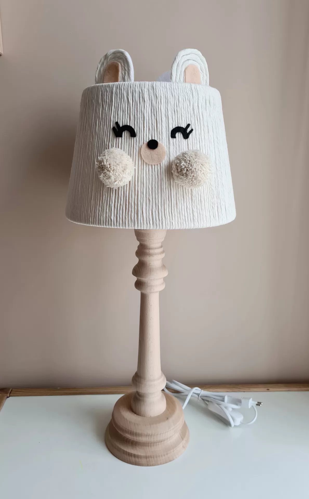 Candeeiro de Mesa URSINHA Candeeiro de mesa com base em madeira e aba branca decorada com rosto e orelhas de animal