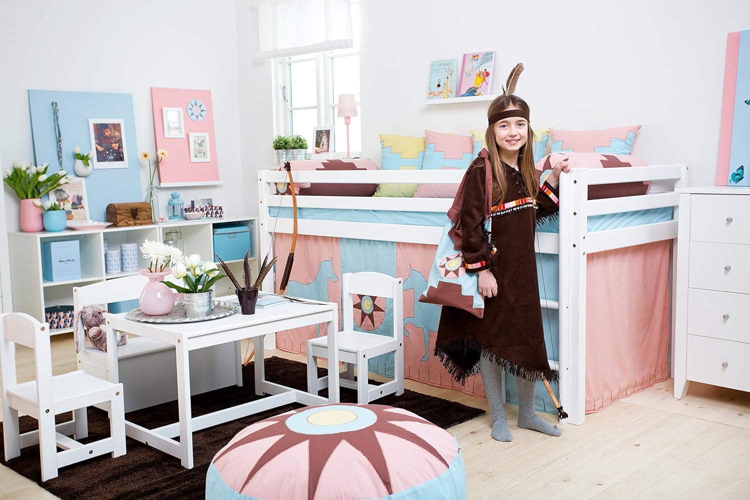 Conjunto Infantil MATILDE – Mesa, Cadeiras e Banco com Arrumação Quarto infantil decorado com cama alta, mesa branca, almofadão colorido e menina fantasiada