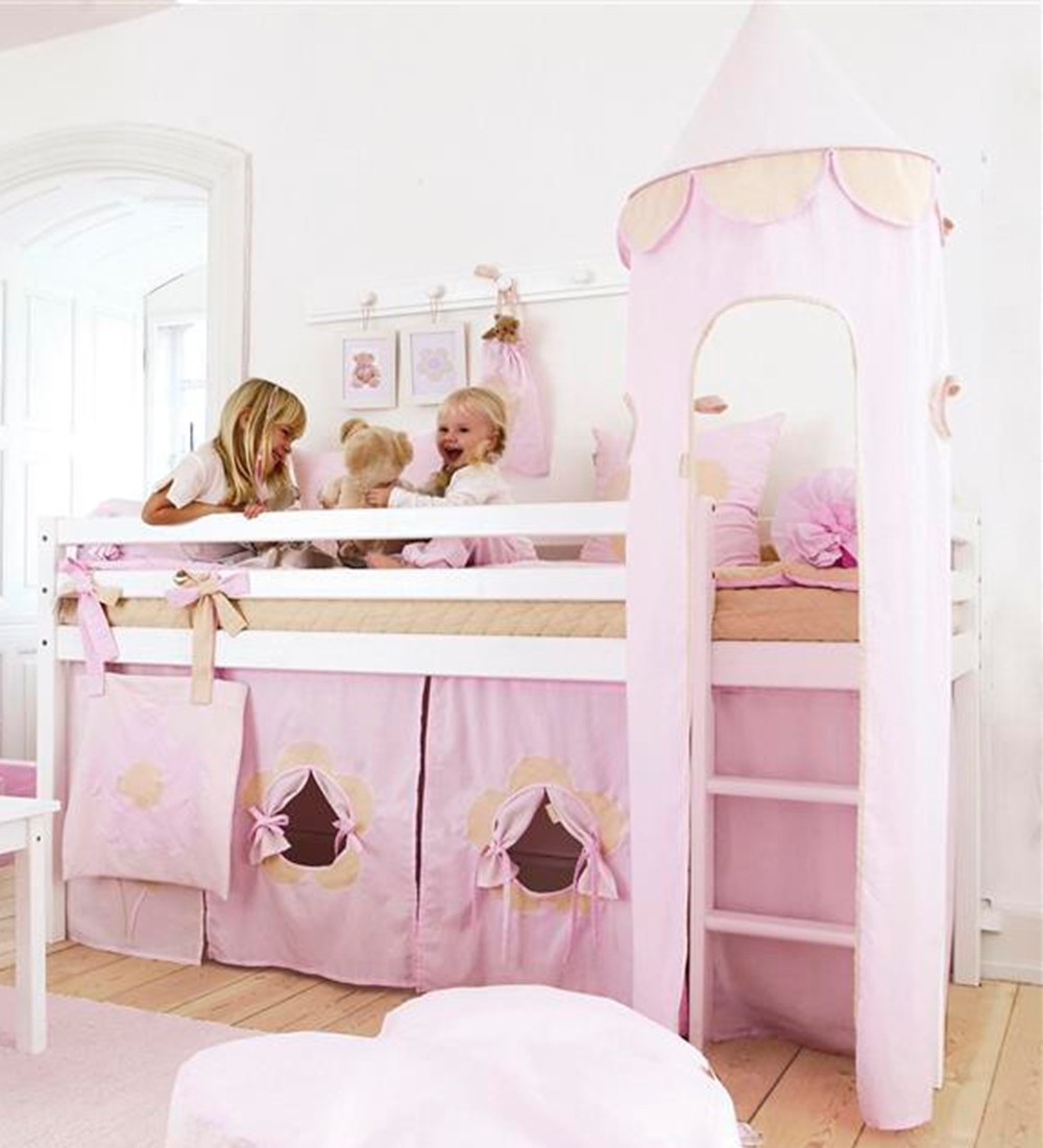 Torre Decorativa Conto de Fadas Floral Cama alta infantil branca com cortinas e torre rosa, crianças brincando