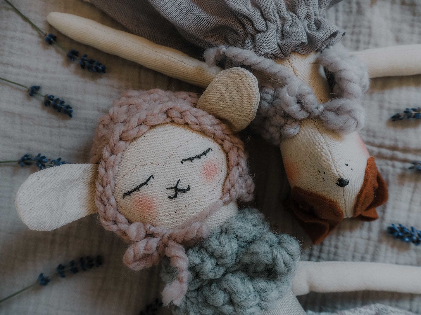 Boneca ELLA Gatinha Eco-Friendly e Bailarina Dois bonecos de pano com roupas de malha em tons suaves sobre fundo de tecido cinza