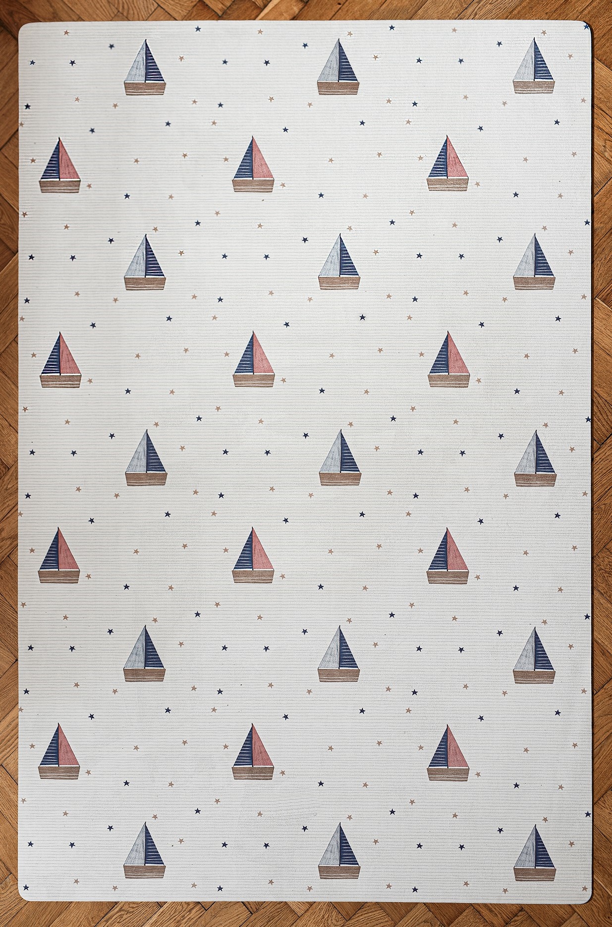 Tapete Ecológico PEQUENO MARINHEIRO Tapete branco com padrão de barcos coloridos e estrelas