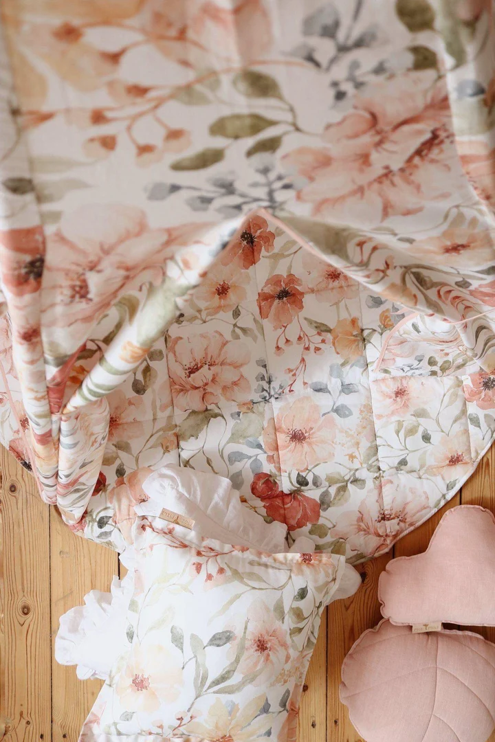 Conjunto Tipi FLOWER POWER – Tenda, Tapete e Almofada tecido floral pastel com almofadas rosa claro sobre chão de madeira