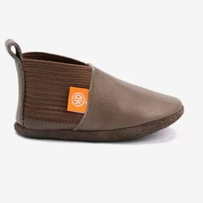 Chinelo de bota castanho com etiqueta laranja
