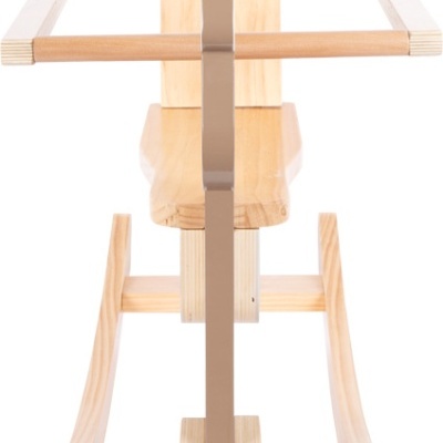 Cavalinho de balanço em madeira clara com estrutura metálica bege