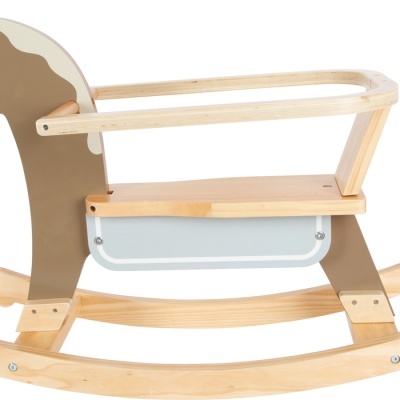 Cavalo de balanço infantil de madeira castanha e clara com assento cinza