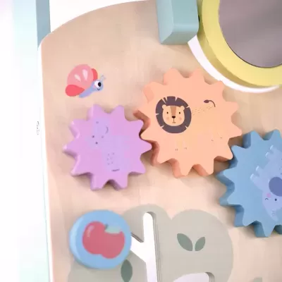 Peças de brinquedo de madeira em forma de engrenagens coloridas com animais desenhados