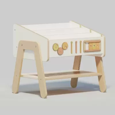 Mesa de atividades infantil em madeira clara e branca com engrenagens e formas geométricas