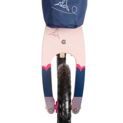 Bicicleta de equilíbrio rosa e azul com alforge azul e roda preta