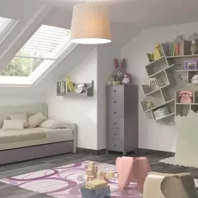 Quarto infantil com cama branca, armário cinzento, estantes em forma de árvore e decoração colorida.