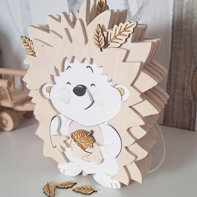 Abajur infantil de madeira em forma de ouriço com folhas decorativas