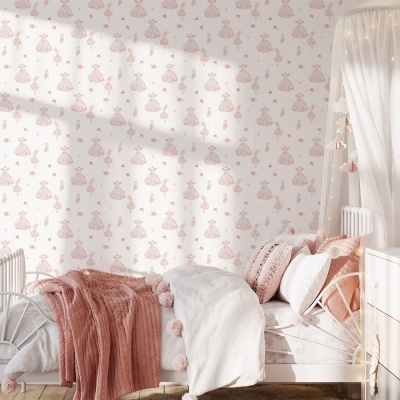 Quarto infantil com papel de parede branco e rosa, cama e cortinas brancas e decoração em tons de rosa.