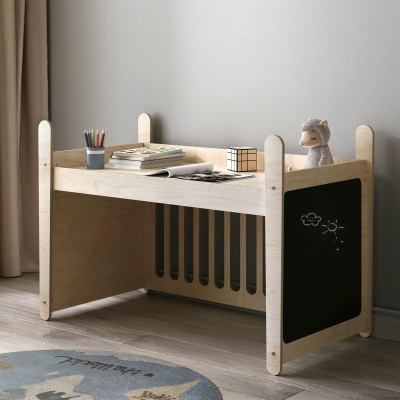 Secretária infantil em madeira clara com quadro negro lateral e acessórios em cima