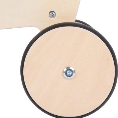 Roda de madeira clara com borda preta fixada a estrutura de madeira