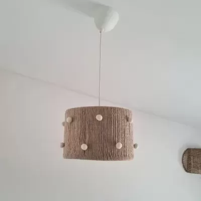 Candeeiro de teto redondo em fibras naturais cor bege com detalhes circulares