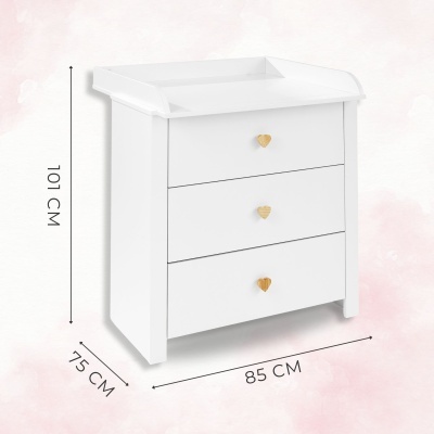 Cômoda branca com três gavetas e puxadores em coração de madeira.