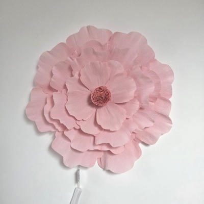 Luz de parede rosa em forma de flor grande com várias pétalas de papel