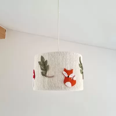 Luminária pendente de tecido branco com decoração de raposa e folhas em feltro