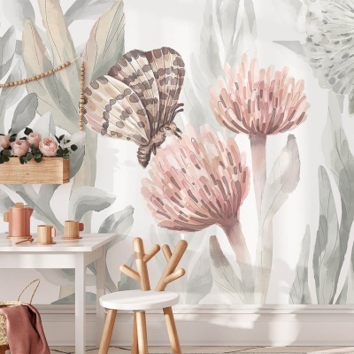 Papel de parede floral com borboleta em sala clara com mesa e cadeira