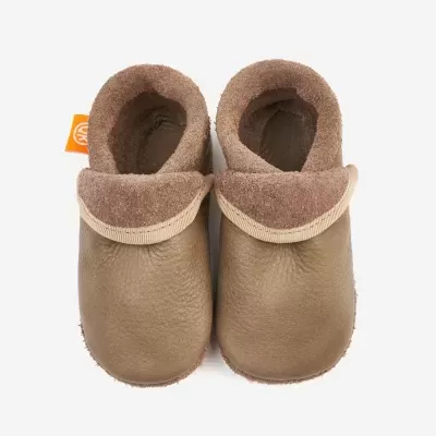 Pantufas de criança castanhas com interior em pelúcia e etiqueta laranja