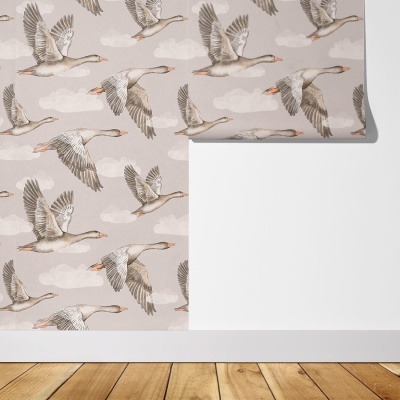 Papel de parede com padrão de gansos voadores cinzentos e castanhos em fundo bege