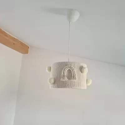 Candeeiro de teto branco com textura e decoração de arco-íris e bolas de tecido