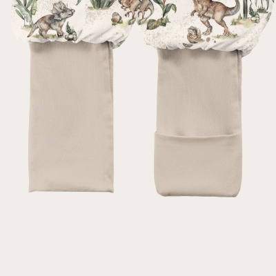 Pijamas infantis com padrão de dinossauros e pernas em tecido bege