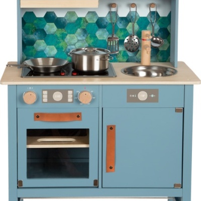 Cozinha de brincar azul com forno, fogão, micro-ondas, pia e painéis decorativos
