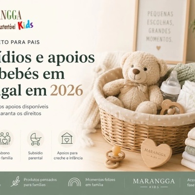 Cesta de vime com brinquedos, roupas e acessórios de bebé em tons bege e verde em ambiente acolhedor