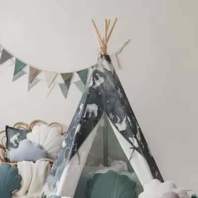 Tenda tipi infantil com padrão de ursos e almofadas em concha e nuvens coloridas