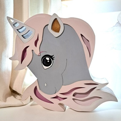 Escultura decorativa de unicórnio cinza com crina rosa e chifre prateado