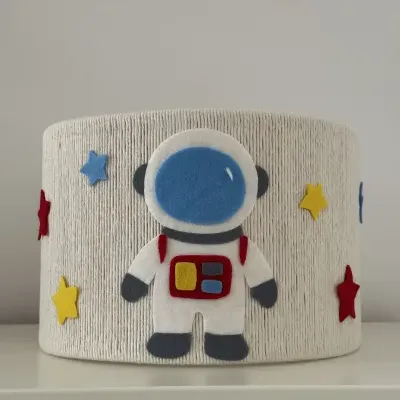 Candeeiro de mesa redondo com astronauta e estrelas em feltro colorido