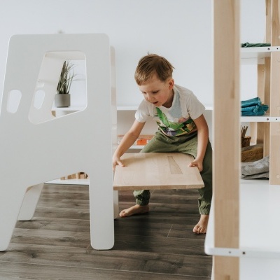 Banco auxiliar ou escadote branco com prateleira de madeira, criança a usar, ambiente interior