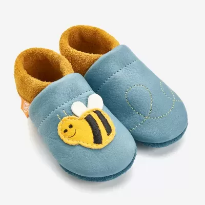 Sapatinhos azuis de pele com aplicação de abelha e interior amarelo felpudo