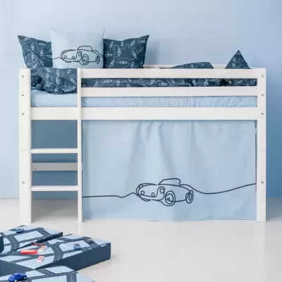 Cama infantil branca alta com cortina azul e almofadas com desenho de carro