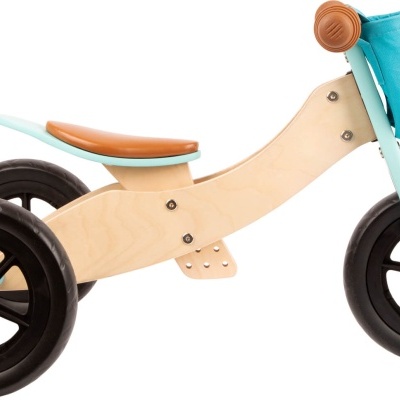 Bicicleta de equilíbrio infantil em madeira com rodas pretas e bolsa azul no guiador