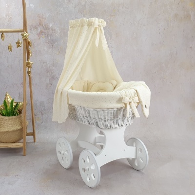 Berço de bebé em vime branco com dossel bege claro e rodas brancas